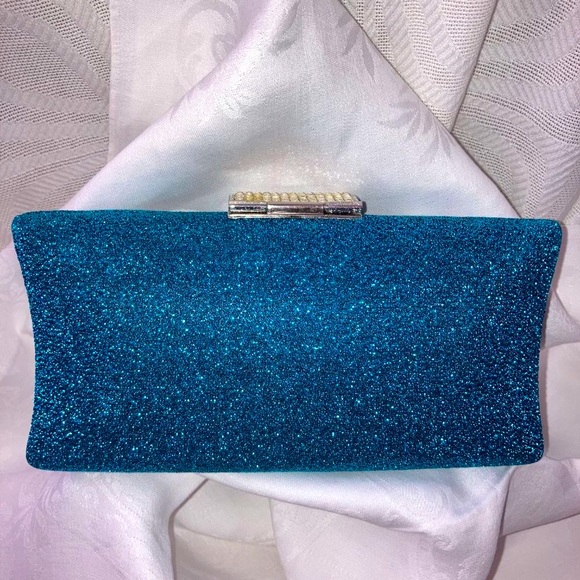 🔥HOST PICK🔥AQUAMARINE COCKTAIL BAG w/ JEWELED CLASP & DETACHABLE CHAIN STRAP - Picture 3 of 10